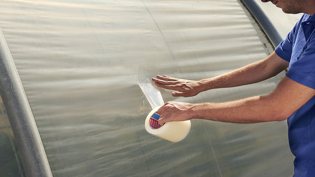 پارگی نایلون گلخانه و نیاز به چسب گلخانه ای برای ترمیم سریع